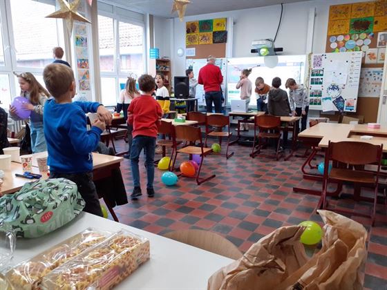 Leerlingen 4LB (meester Martin en stagiair Kris) organiseren een klasfeest.