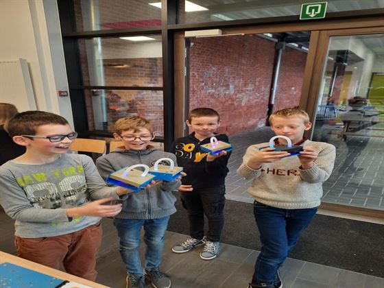 Leerlingen 5LB maken sfeerlicht