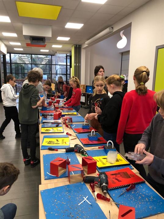 Leerlingen 6LC (juf Kristien) maken sfeerlicht