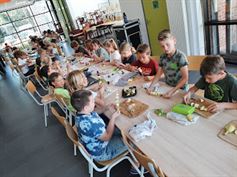 Fruitspiesjes maken in het derde leerjaar