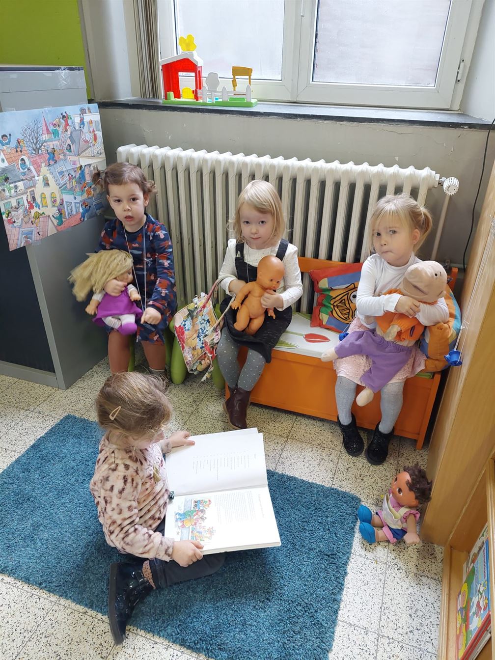 Voorlezen klas juf Rekha 1KB