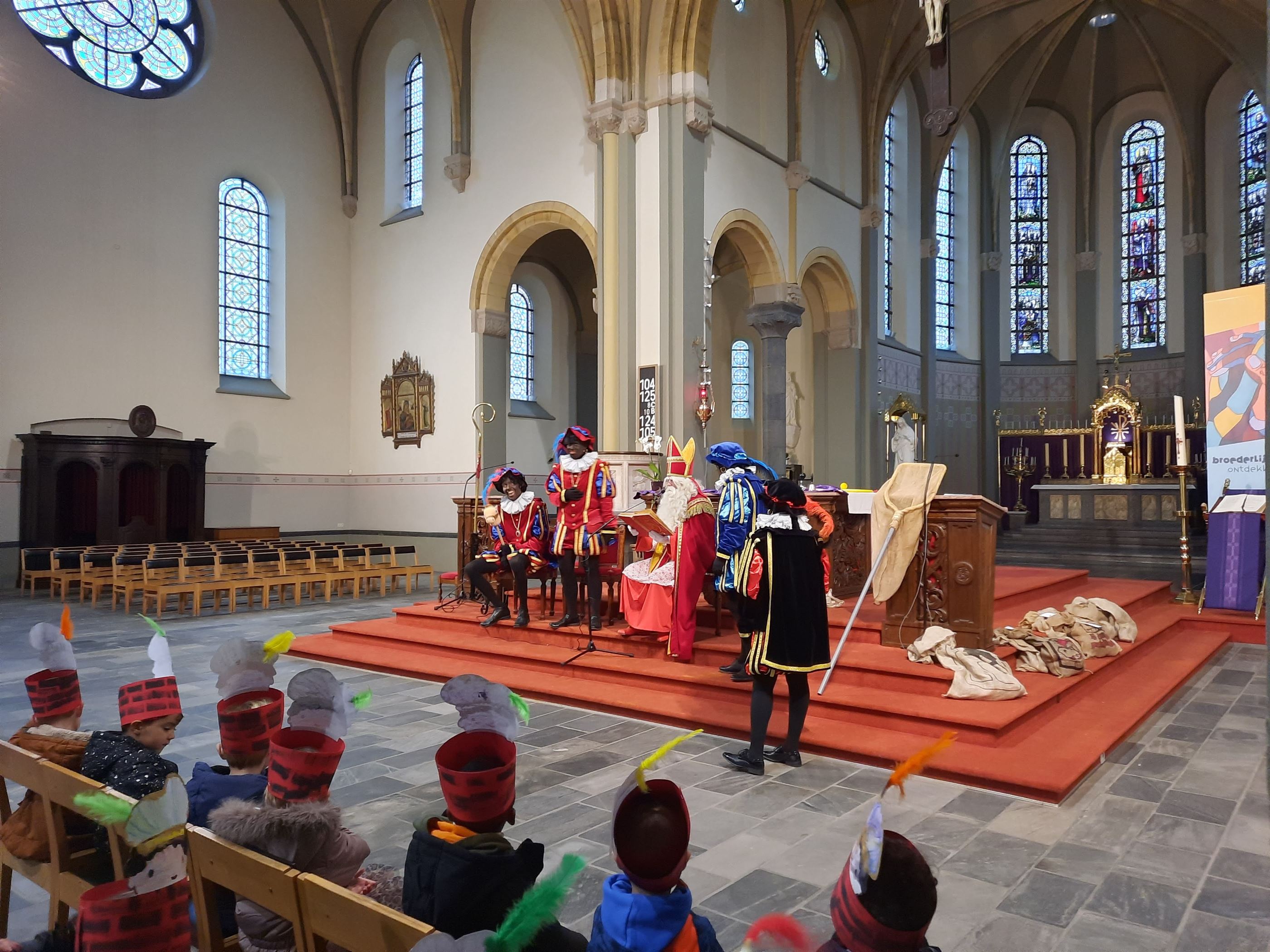 Sinterklaas en zijn zwarte pieten verwelkomen onze leerlingen in de kerk