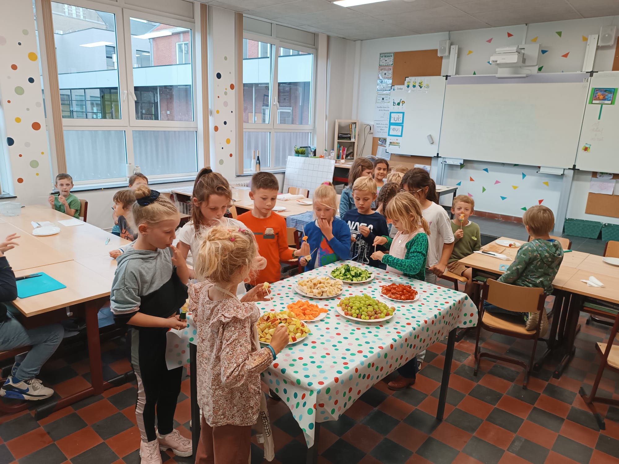 Fruitspiesjes maken in het tweede leerjaar