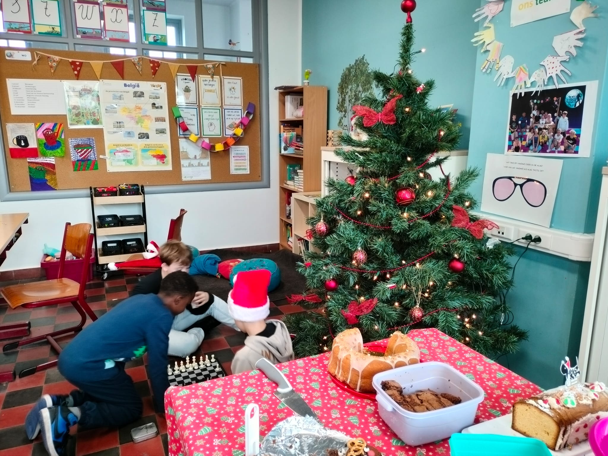 Kerstboom met wat lekkers op de voorgrond