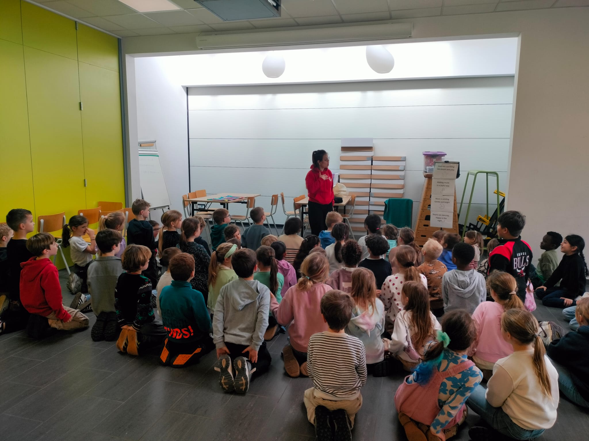 Kinderen leren een lied aan